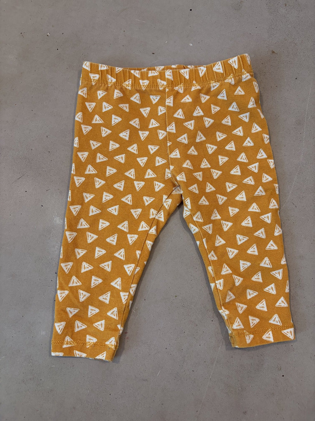 HEMA yellow leggings || 3-6m (euro 62)