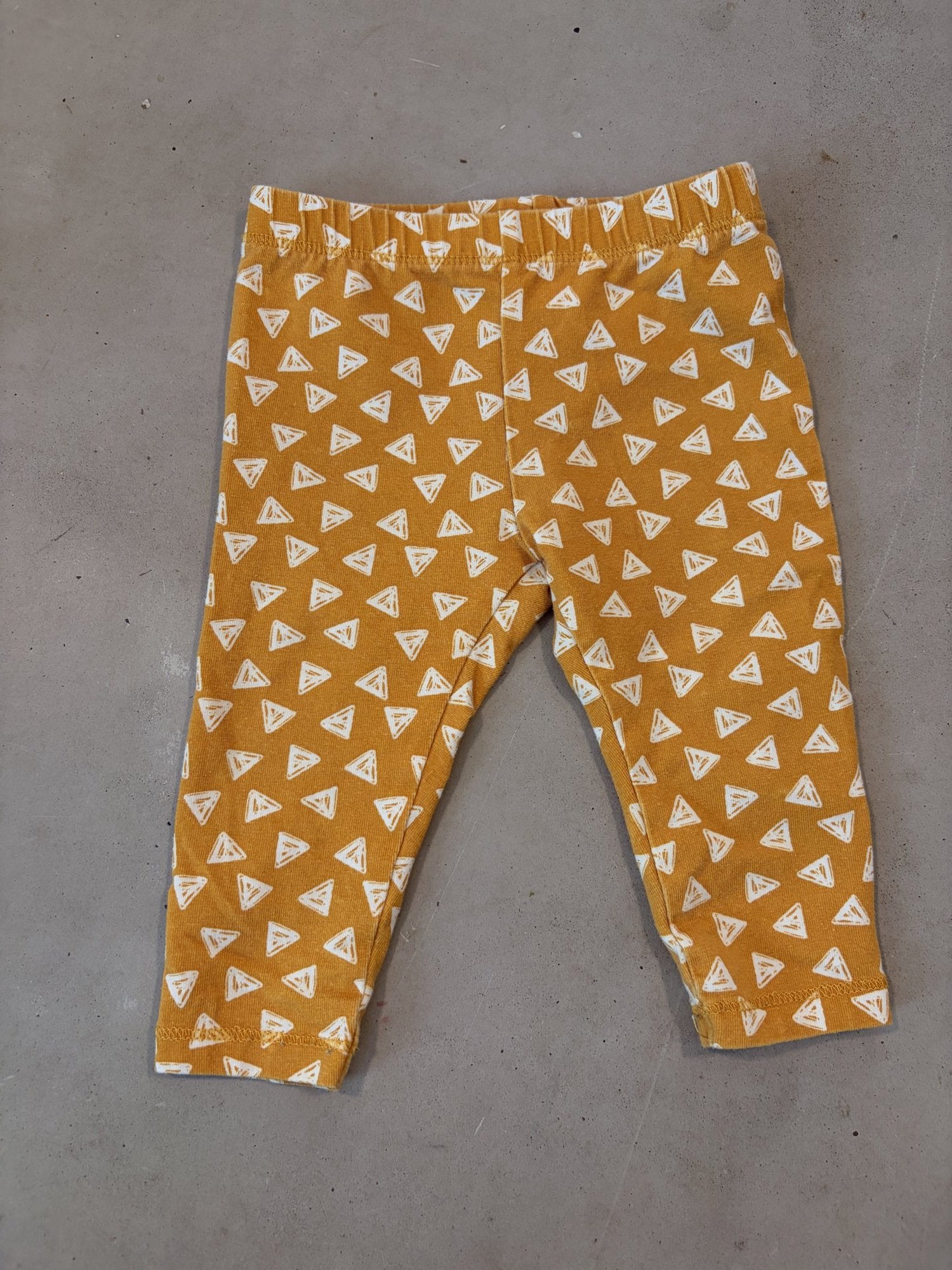 HEMA yellow leggings || 3-6m (euro 62)