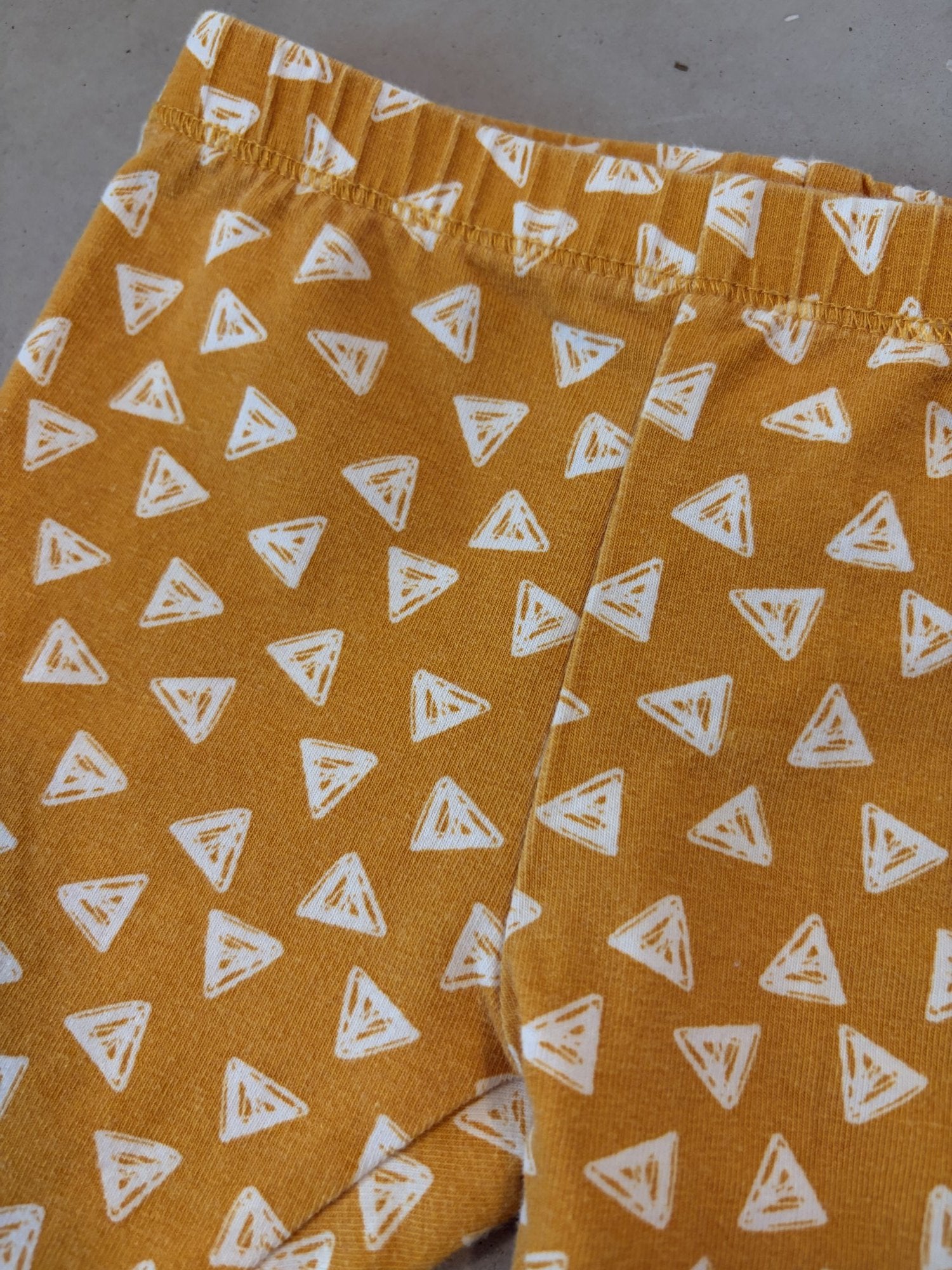 HEMA yellow leggings || 3-6m (euro 62)