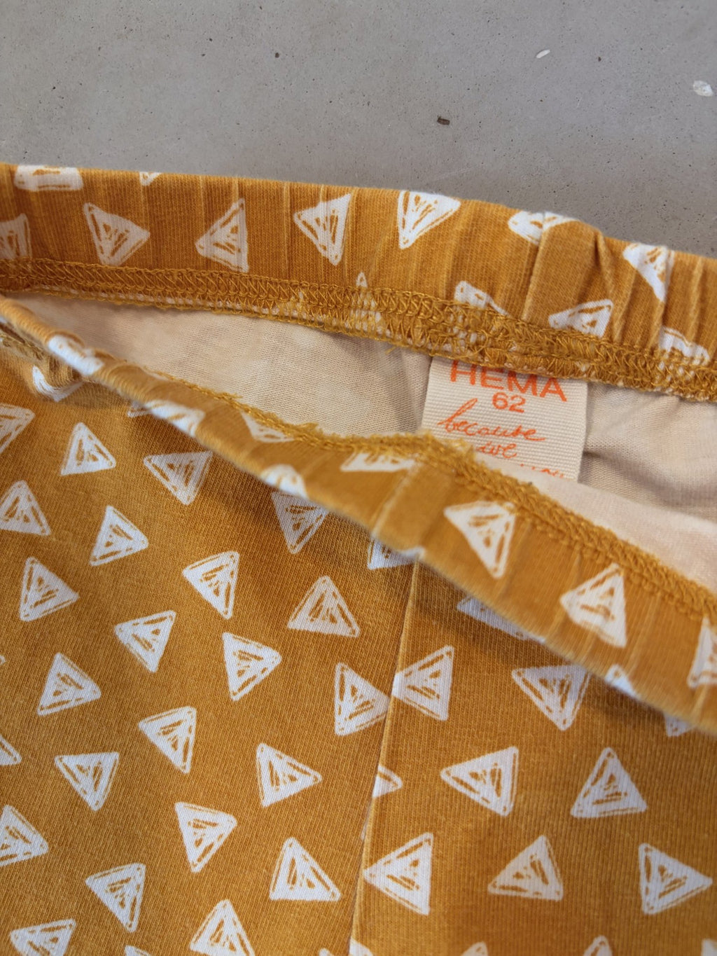 HEMA yellow leggings || 3-6m (euro 62)