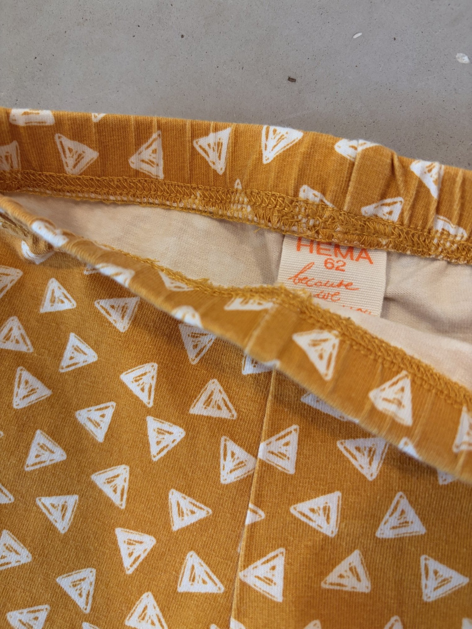 HEMA yellow leggings || 3-6m (euro 62)