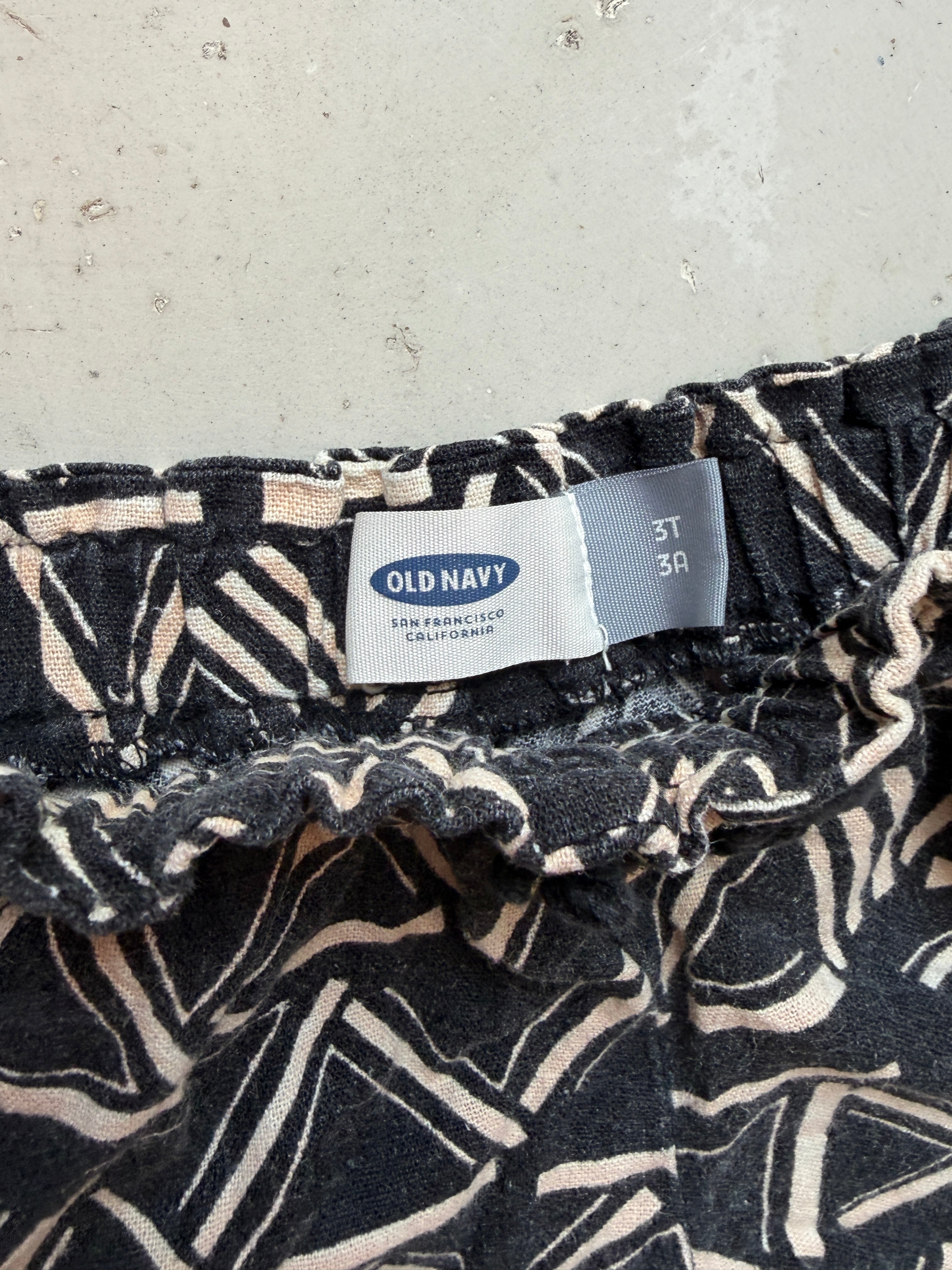 Old Navy shorts || 3T (fits 2T)