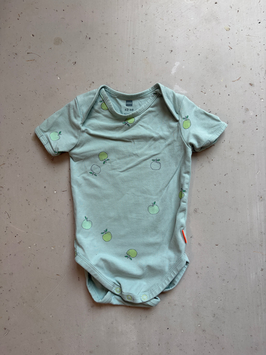 HEMA apple onesie || 3-9m(euro size 62-68)