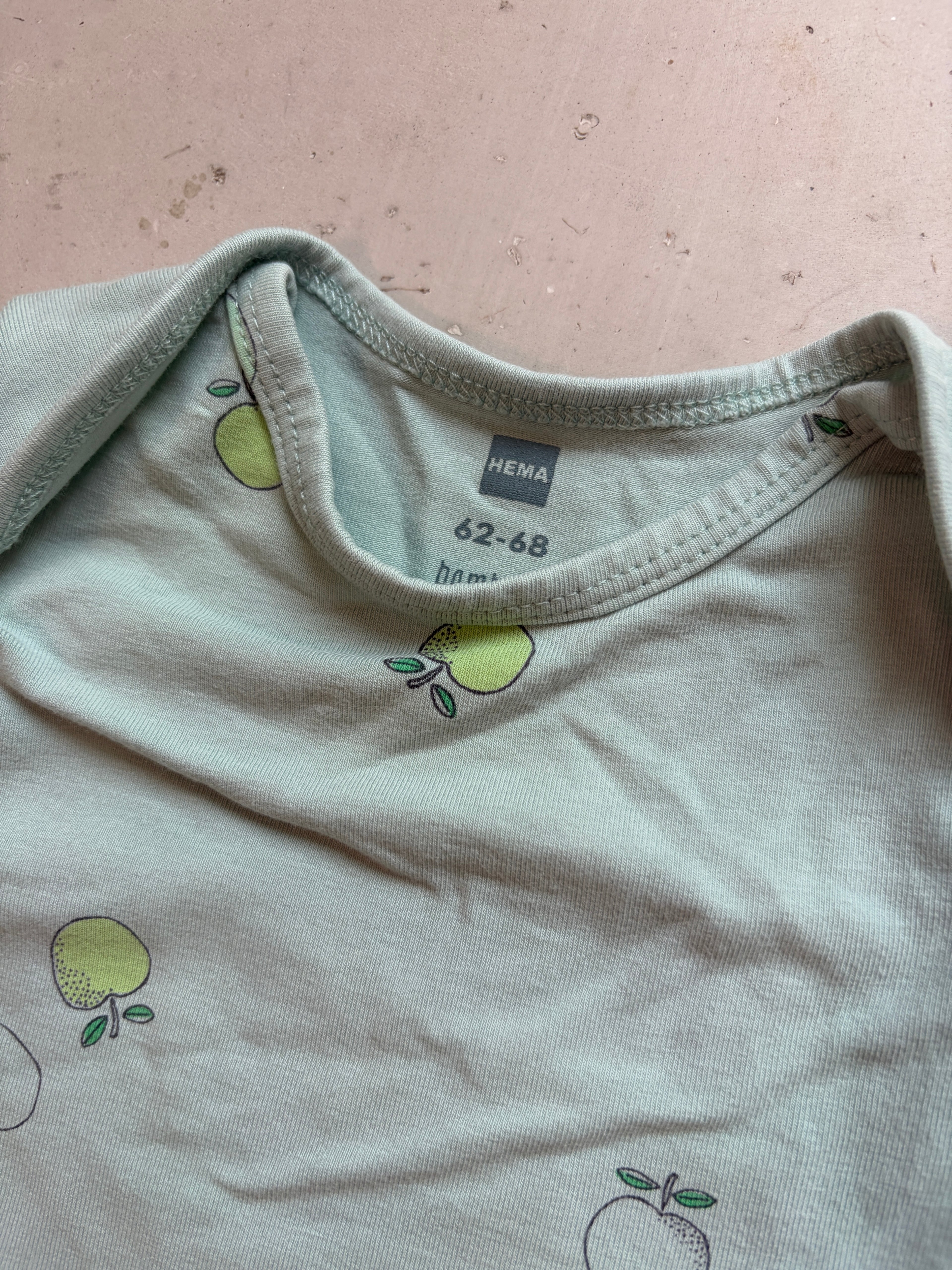 HEMA apple onesie || 3-9m(euro size 62-68)