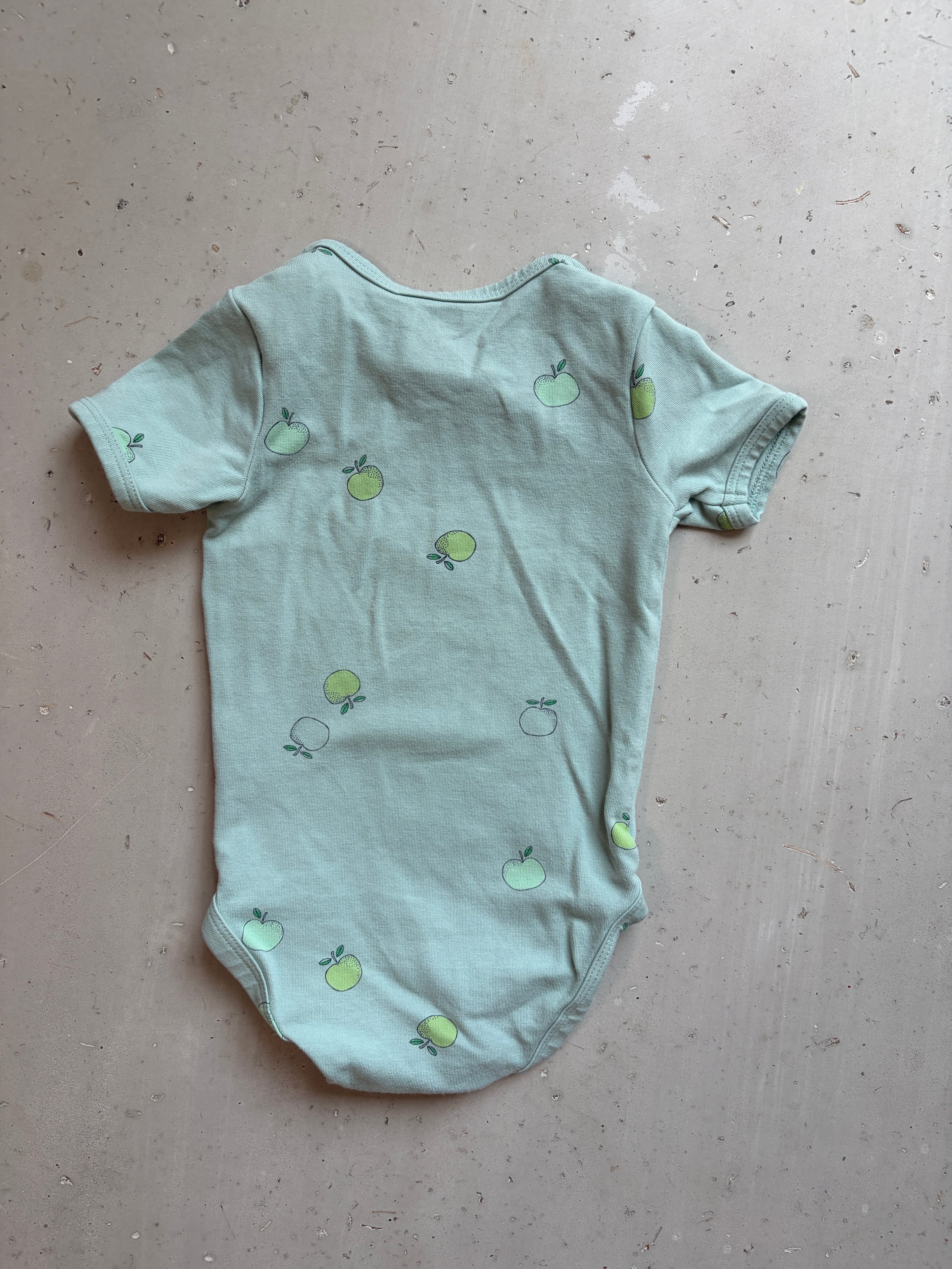 HEMA apple onesie || 3-9m(euro size 62-68)
