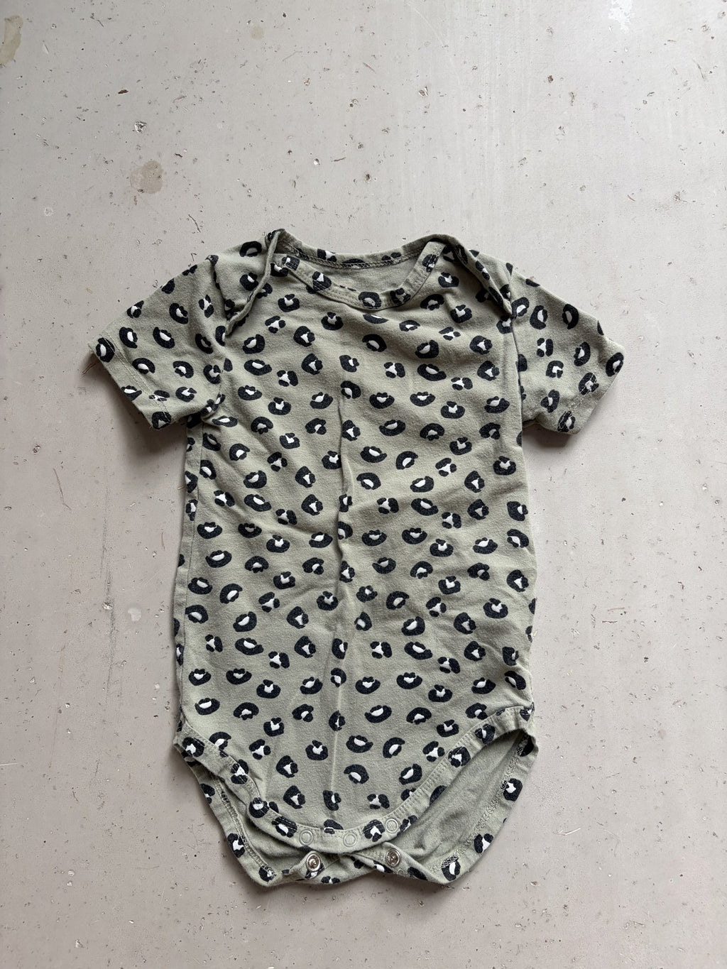 HEMA cheetah onesie || 12-18m (euro 74-80)
