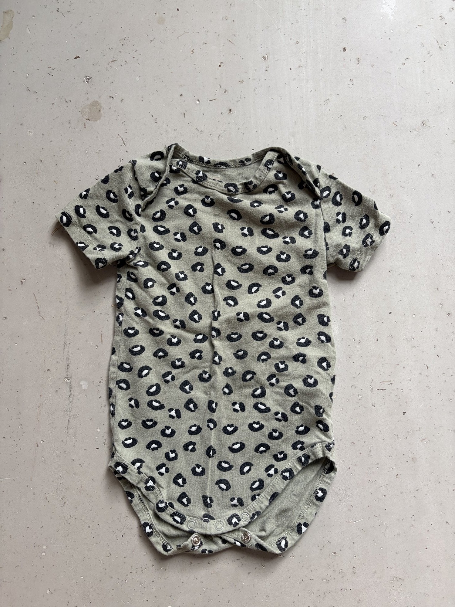 HEMA cheetah onesie || 12-18m (euro 74-80)