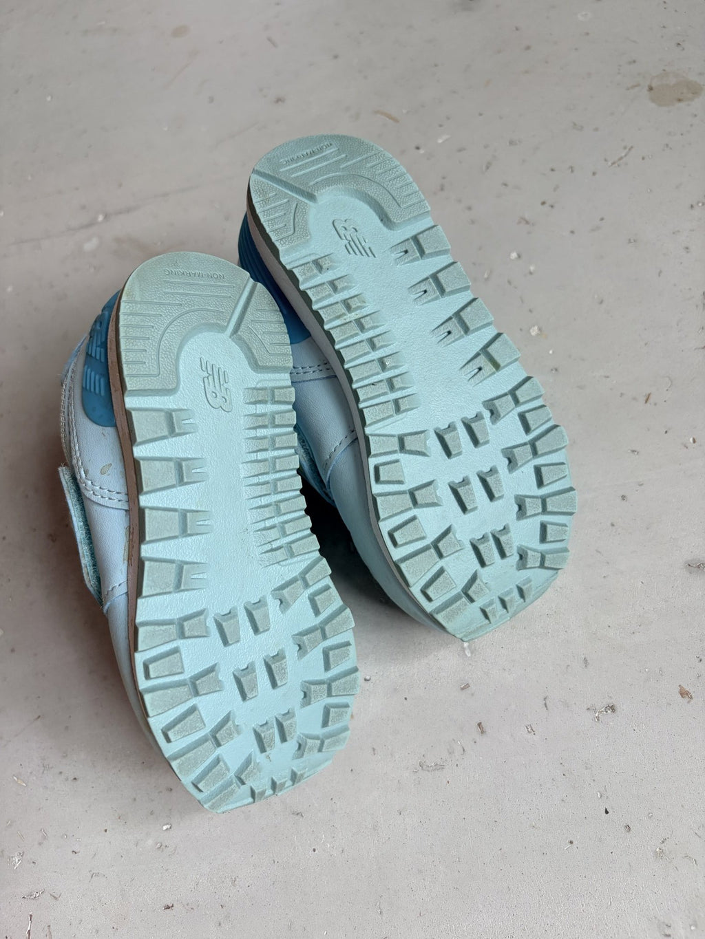 New Balance velcro shoes || 6.5C