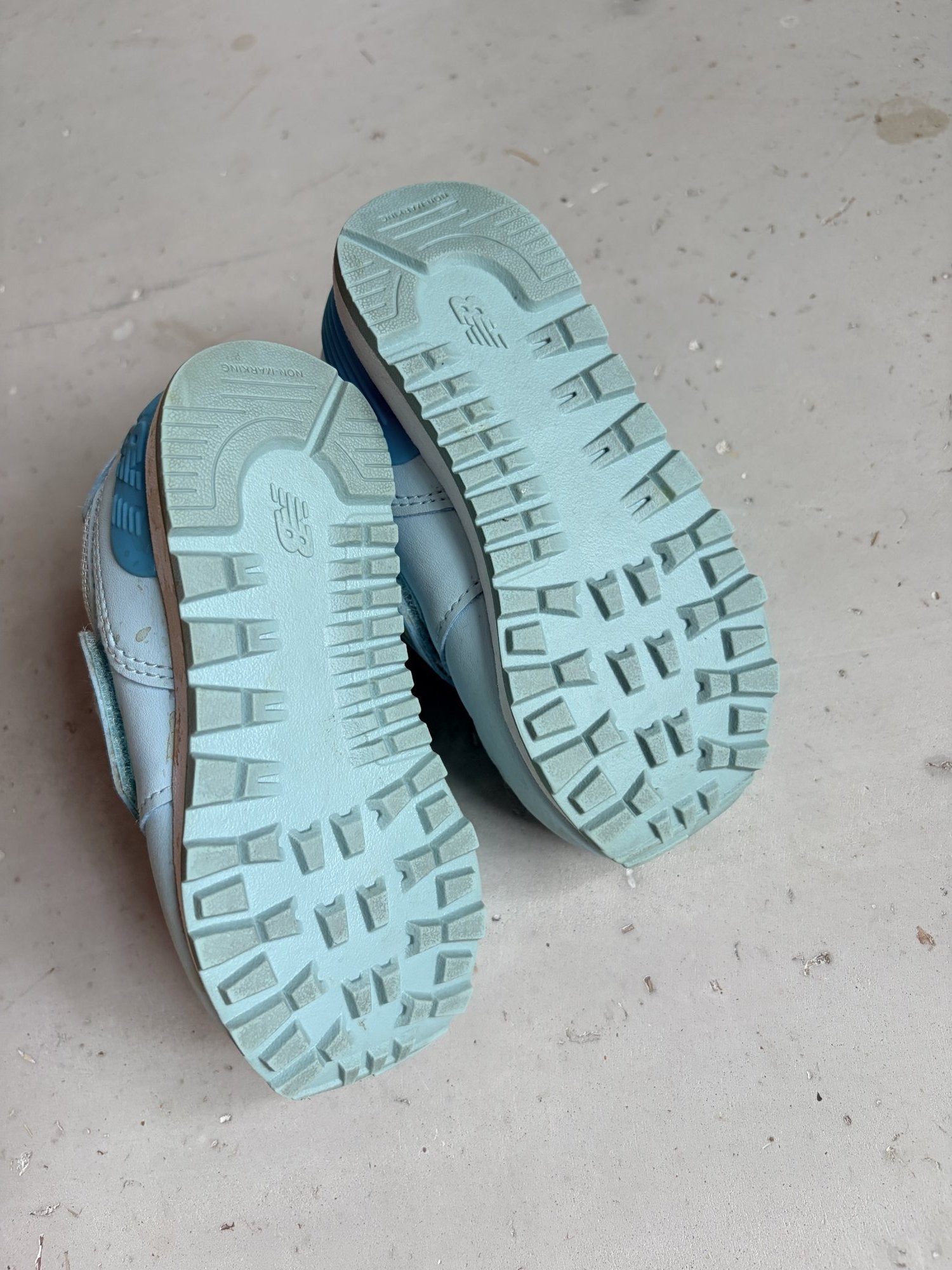 New Balance velcro shoes || 6.5C